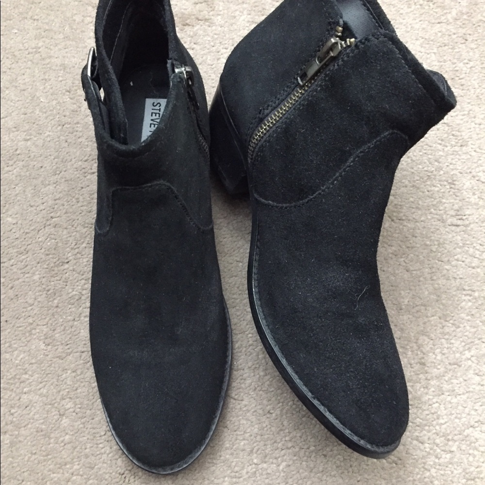 Steve Madden ankle bootie. Size 8.5.
